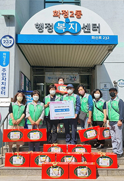  화정2동이 지역 내 한부모 가정에 한가위 선물을 전달했다.