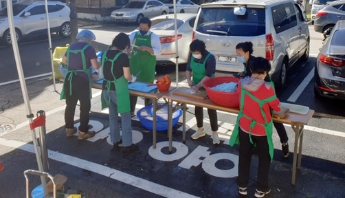 성사2동 새마을부녀회가 이웃사랑 실천 추석맞이 사랑의 반찬을 만들고 있다.