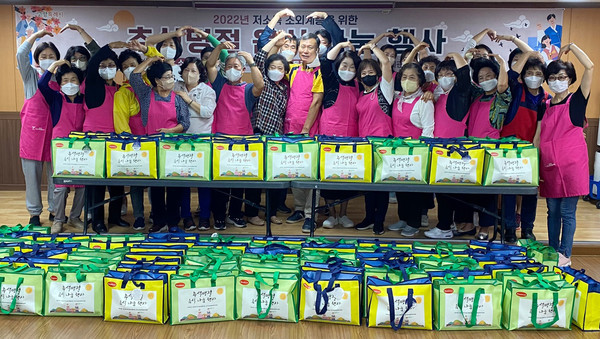 원신동 지역사회보장협의체가 지역의 소외계층을 위한 ‘따뜻한 명절 선물 꾸러미’ 사업을 추진했다.