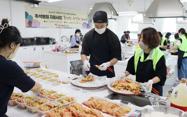 함께 음식을 만들고 있는 참여자들.
