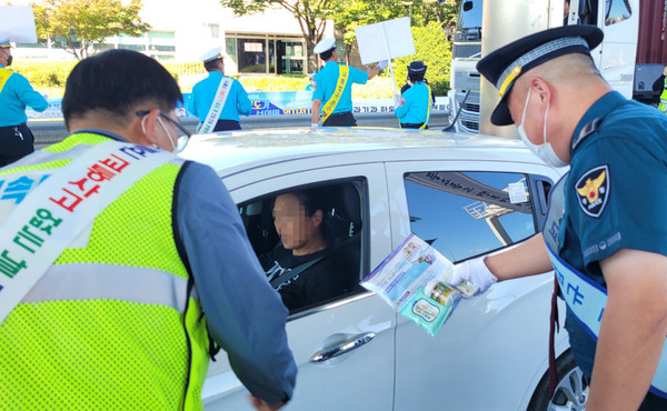 고양경찰서와 함께 참여한 단체가 시민들에게 졸음방지껌과 밴드 등을 전달하며 안전운전을 당부했다.