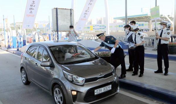 고양경찰서가 시민들에게 졸음방지껌과 밴드 등을 전달하며 안전운전을 당부했다.