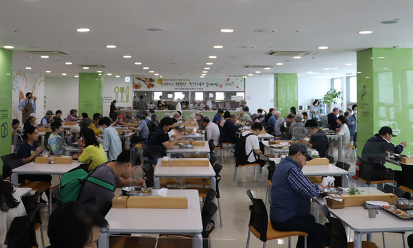 지역 주민과 나눔을 함께한 덕양행신종합사회복지관.