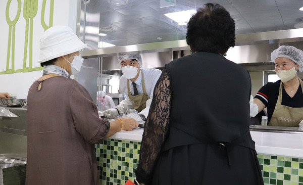 무료특식을 제공하고 있다.