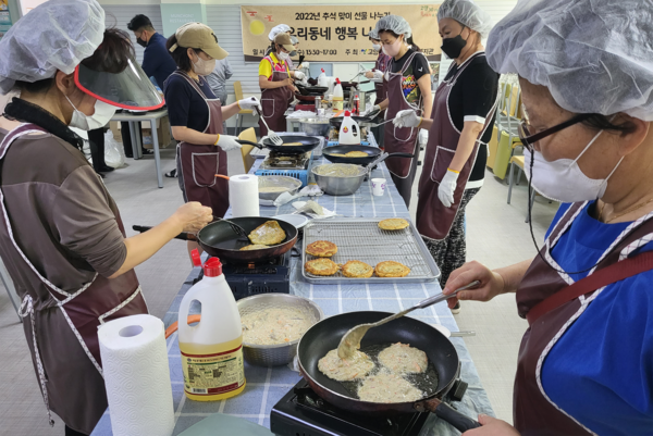 음식을 만들고 있는 지역 단체들.
