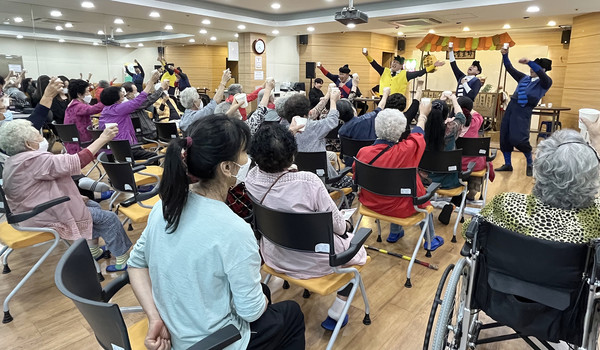 공연을 펼치고 있는 관계자들.