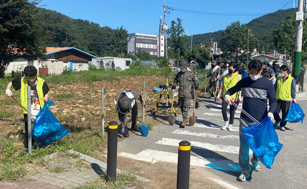 고양동 마을대청소에는 민·관·군이 합동해 마을 곳곳을 깨끗하게 청소했다.