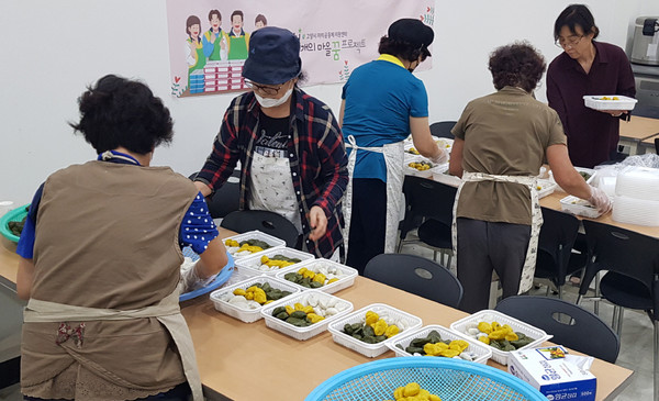 대덕동 지역사회보장협의체가 지역의 어려운 이웃을 위해 송편을 만들고 있다.