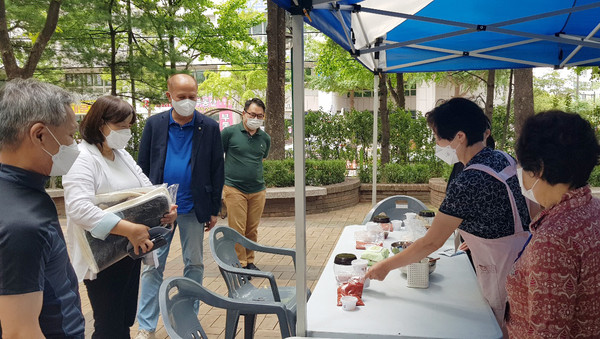 이용우 국회의원이 참여해 마을공동체 프로그램을 함께 했다.