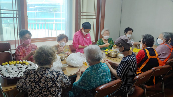 일산1동 동양아파트 공동체 다만동이 어르신들과 함게 송편을 만들고 있다.