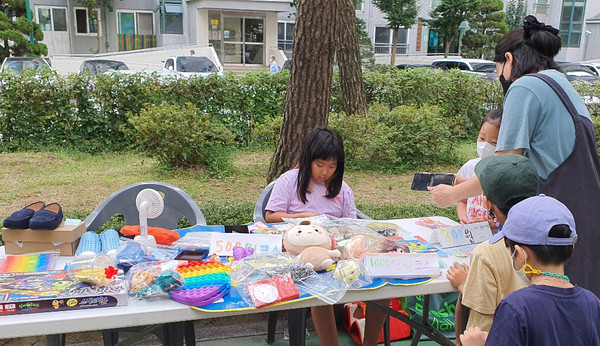 프리마켓은 주민과 어린이들이 함께 만들어가는 마을 행사였다.