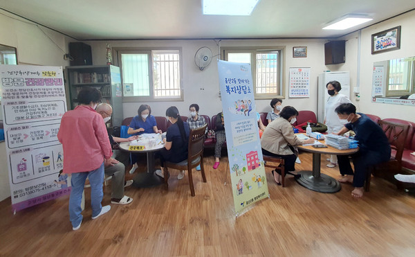 중산2동이 일산동구보건소와 연계해 약산마을에서 찾아가는 복지상담소를 운영했다.