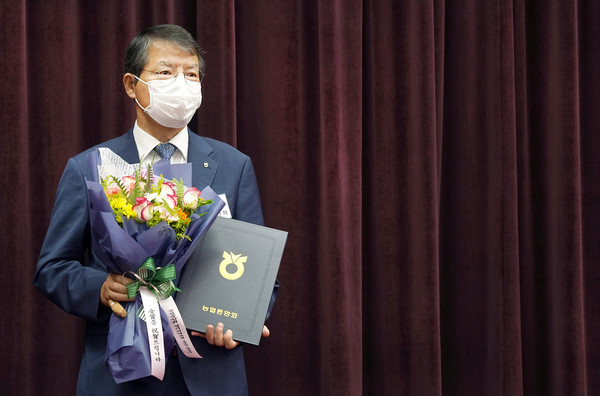 김진의 일산농협 조합장이 경제사업활성화와 농업경쟁력 강화, 로컬푸드 판매점 확대 등 농협발전에 기여한 공로로 농협중앙회로부터 우수조합장 공적상을 받았다.