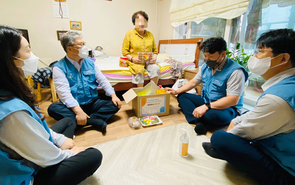 지역내 어르신 가정을 찾아 나눔을 실천하고 있는 흐니돌종합사회복지관과 포스코 건설