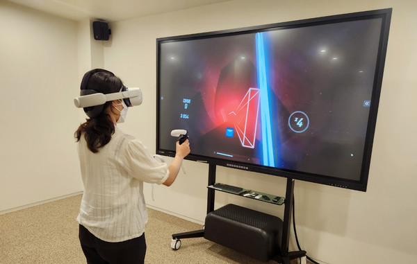 VR을 들기고 있는 지역주민.