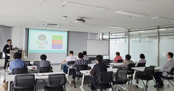  중산2동이 봉사단체 행복파랑새단원을 대상으로 자살예방 생명지킴이 양성 교육을 진행했다. 