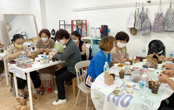 행주동 ‘오물딱조물딱 손끝으로 배우는 환경 마을학교’ 1회 차 강의. 