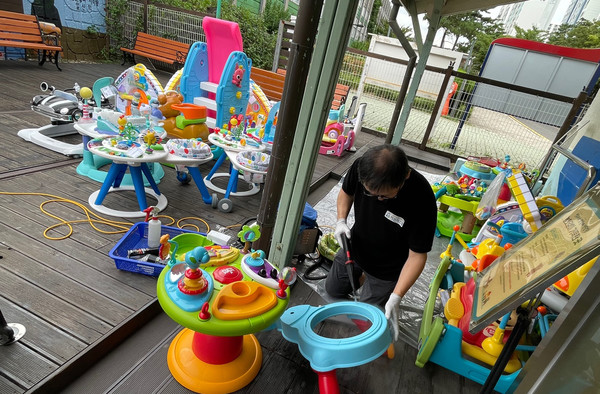  장난감을 소독하고 있는 전문 업체