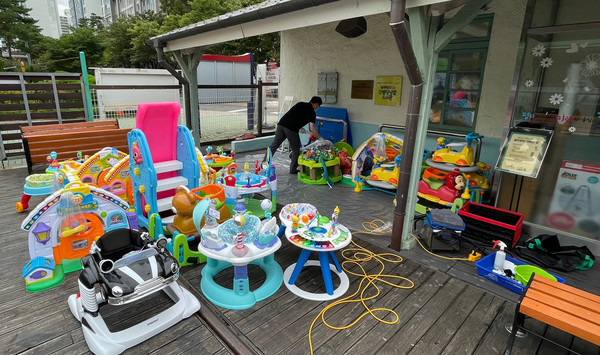  장난감을 소독하고 있는 전문 업체