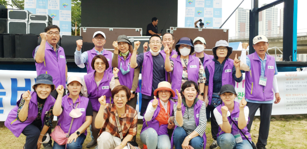 삼송1동주민자치위원들이 축제를 마치고 기념촬영을 했다.