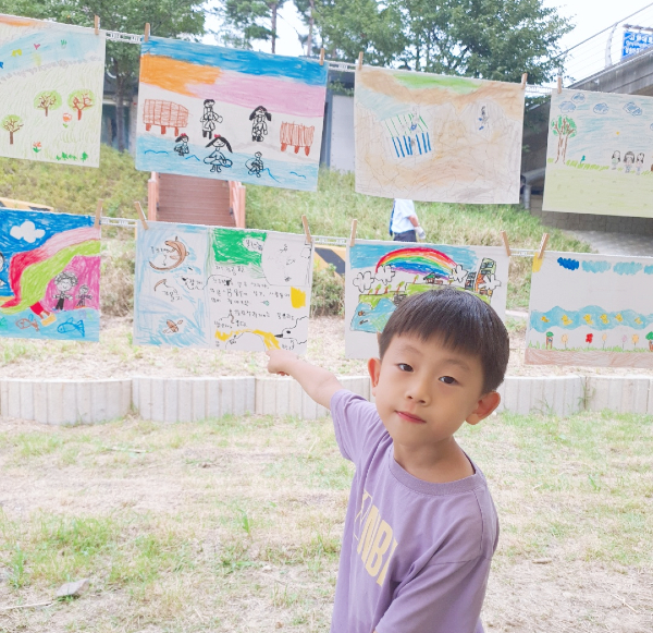 자신의 그림에 대해 설명하는 김래오 어린이
