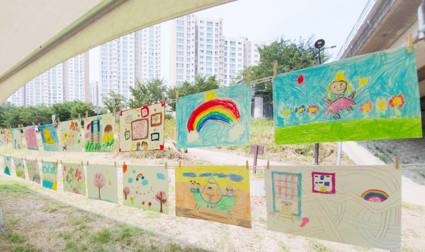 참가자들의 그림을 모은 축제 현장전시. 주최측은 모든 어린이의 작품을 모아 작품집을 펴내고 곧 공간을 마련해 정식 전시회도 열 계획이다.