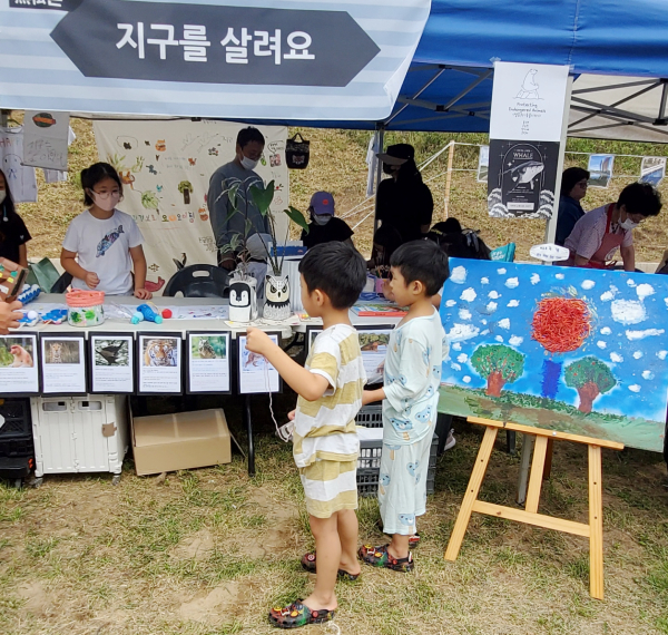 환경오염과 지구온난화에 관심있는 초등학교 학생들이 직접 운영한 지구를 살려요 부스.