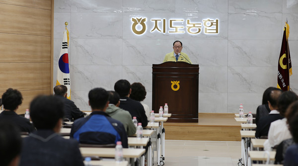 인사말을 전하고 있는 장순복 지도농협 조합장