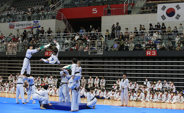 고양시가 자랑하는 시립태권도시범단의 시범으로 고양체육관은 한껏 대회의 열기로 뜨거워졌다.
