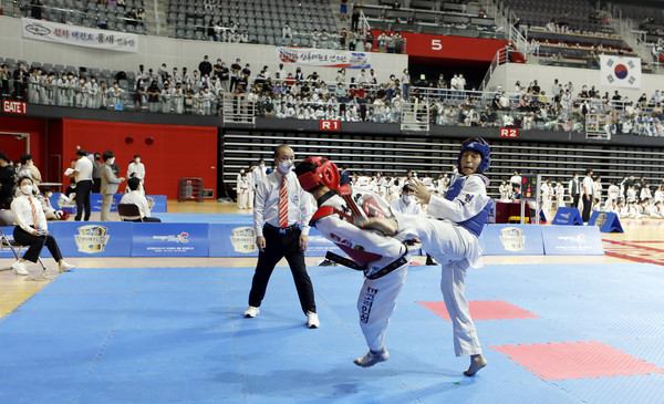 대회에서 경기를 하고 있는 선수들.
