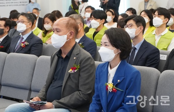 굿윌스토어 밀알탄현점 개관식에 참석한 이용우(왼쪽), 홍정민 국회의원. 