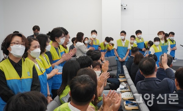 개관식에서 가장 많은 박수를 받은 밀알탄현점과 밀알일산점 장애인 직원들. 