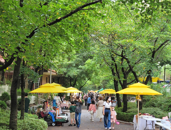  탄현1동 플리마켓은 자연과 사람이 어우러진 나눔과 공유의 작은 축제였다.