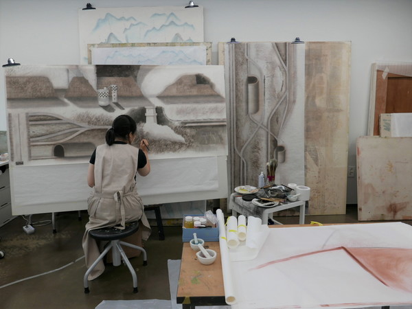 신평예술창작공간에서 수색~화전 구간을 그려내는 전지홍 작가.