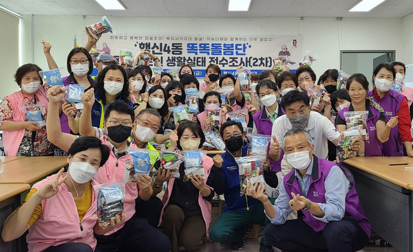 행신4동 직능단체 회원 40여 명이 지역 내 독거 어르신에 전달할 꾸러미를 포장하는 봉사활동을 진행했다.