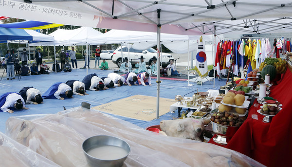 위령굿에서 참가자들이 굿을 위한 절을 하고 있다.