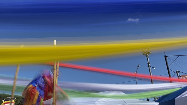 지정자 보존회장이 위령굿을 하고 있다.