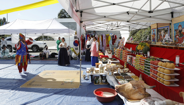 지정자 보존회장이 위령굿에서 굿판을 벌이고 있다.