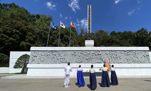 필리핀군참전비에서 한국전쟁 참전에 대한 고마움을 빌고 있다.