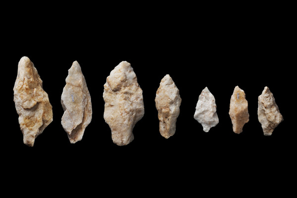 도내동 유적지에서 발견된 슴베형 석기. 4만~7만년 전의 구석기 47,000여점이 발굴되어 우리나라 구석기 발굴의 큰 사건으로 기록되고 있다. 사진제공 = (재)겨레문화유산연구원)