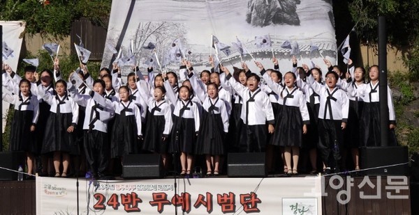 역사어린이합창단원들의 독립군가 공연.
