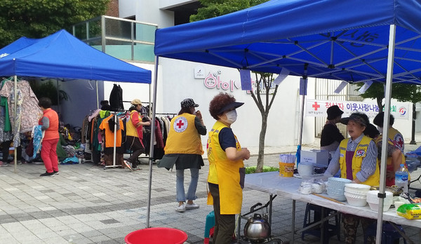 행신2동 적십자봉사회가 지역 내 취약계층을 위한 이웃사랑 바자회를 개최하고 있다.