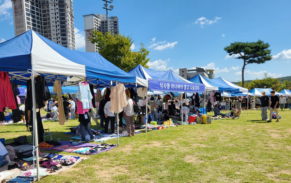 식사동 마을축제의 아나바다 중고장터.