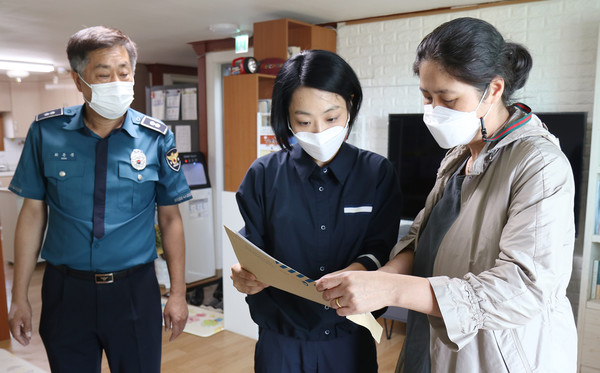 고양경찰서 관계자들이 햇살고운집을 찾아 이야기를 나누고 있다.