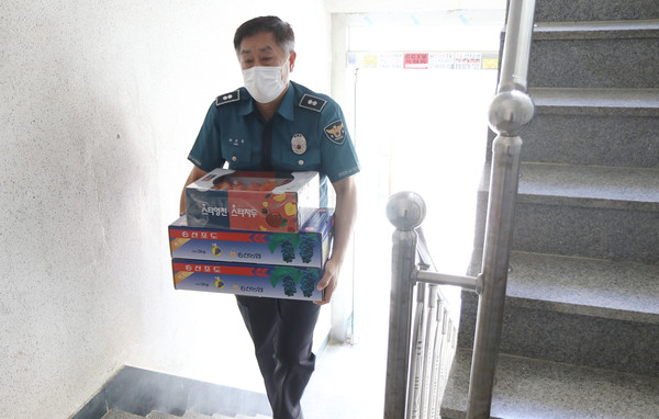 전달 물품을 들고 햇살고운집으로 향하는 고양경찰서 관계자.