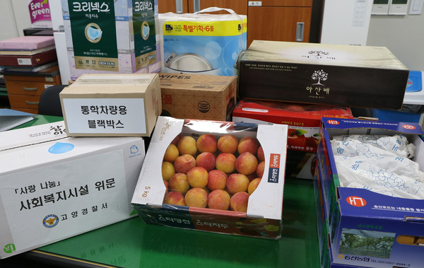 고양경찰서가 전달한 과일과 블랙박스.