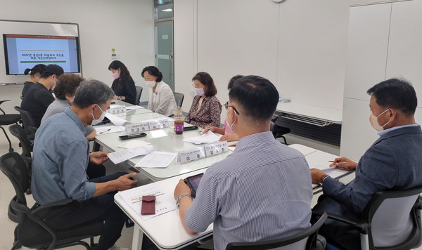 중산2동이 마을축제를 위한 6개 직능단체장 회의를 개최하고 있다.