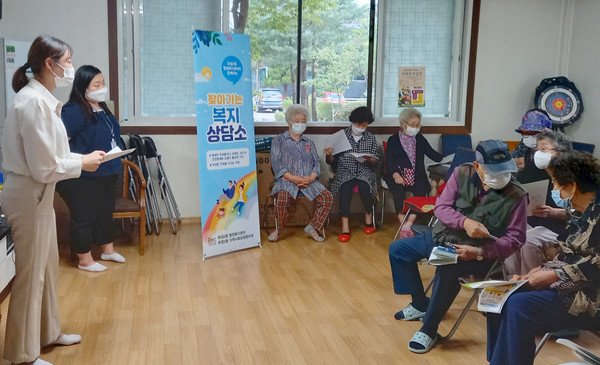 화정2동이 별빛마을 7·9단지 경로당에서 찾아가는 복지상담소를 진행하고 있다.