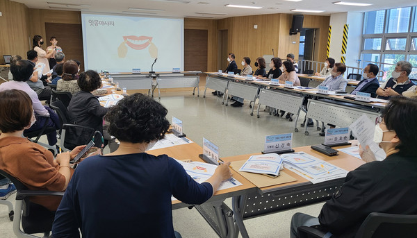삼송1동이 통장협의회를 대상으로 잇몸질환 예방을 위한 보건복지 교육을 진행하고 있다. 