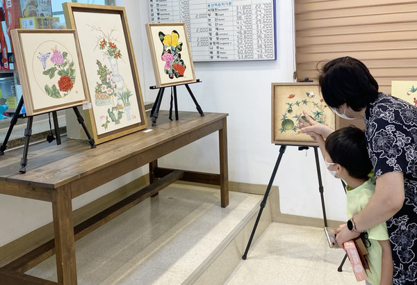 민화꽃 가을향기展을 즐기는 시민들.